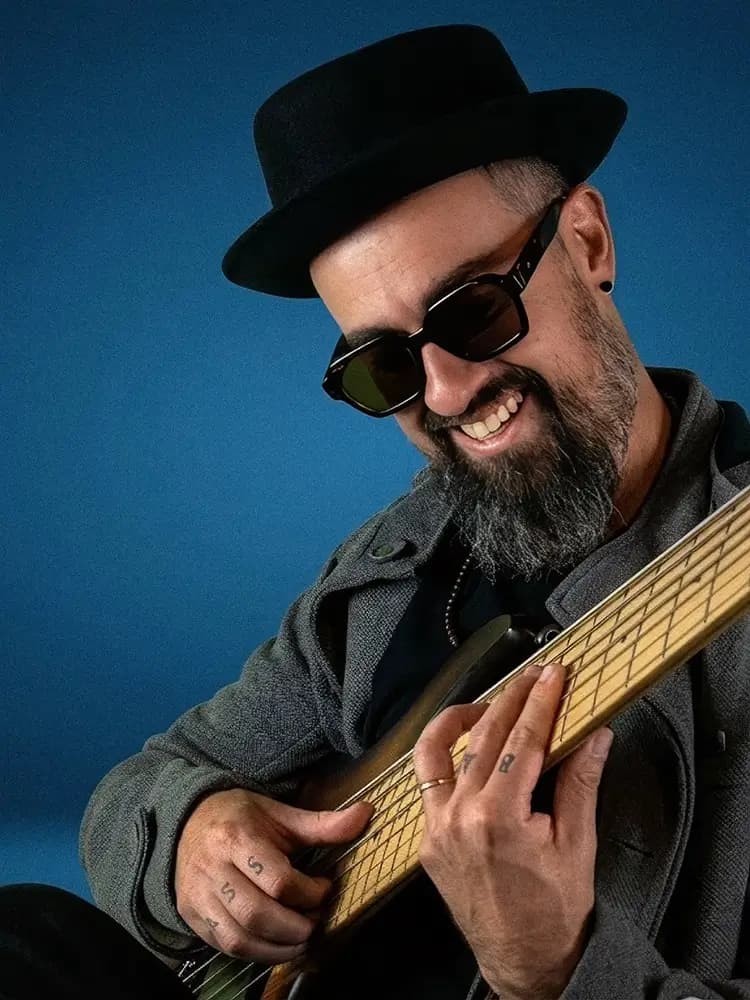 Raphael du Valle tocando contrabaixo no estúdio